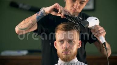 专业纹身理发师在理发店给他的客户理发